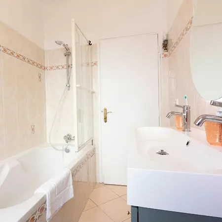 Renting Deux Pieces Climatise Centre D'antibes *